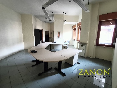 Foto Ufficio in Viale XXIV Maggio, Gorizia Centro di 110 m² con 5 locali
