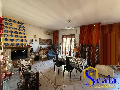 Foto Appartamento a Santa Maria Capua Vetere di 180 m² con 6 locali