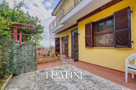 Foto Appartamento in Via Guglielmo Marconi 76, Castorano Centro di 240 m²