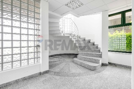 Foto Ufficio in via 2 giugno 13, Azzate Centro di 520 m² con 10 locali