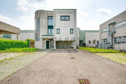 Foto Ufficio in via 2 giugno 13, Azzate Centro di 520 m² con 10 locali