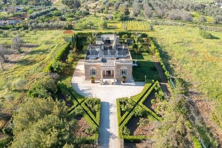 Foto Villa unifamiliare a Mesagne di 290 m² con 11 locali in vendita