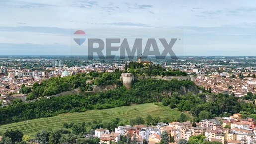 Foto Rustico in Via Paolo Olini 32, Brescia Panoramica di 400 m² in vendita
