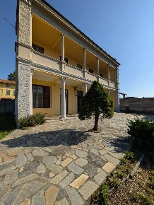 Foto Casa indipendente a Breme di 200 m² con 8 locali in vendita