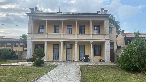 Foto Casa indipendente a Breme di 200 m² con 8 locali in vendita