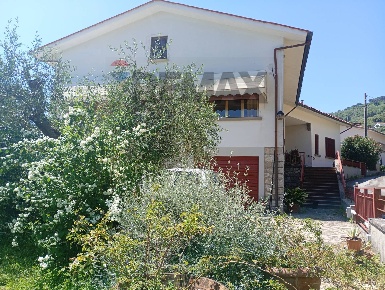 Foto Villa unifamiliare a Pescia Centro di 378 m² con 22 locali in vendita