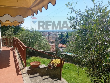 Foto Villa unifamiliare in via Del Torrione, Pescia Centro di 378 m²