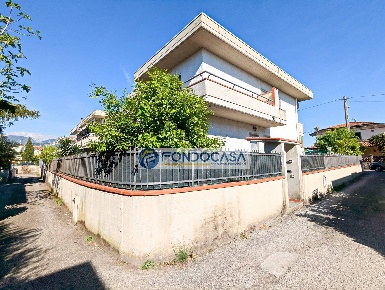 Foto Villa a schiera in Via Puliche, Massa Marina di Massa Centro di 115 m²