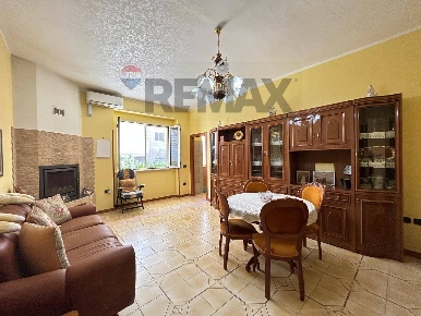 Foto Appartamento in Via Saragat 21, Vieste Centro di 101 m² con 5 locali