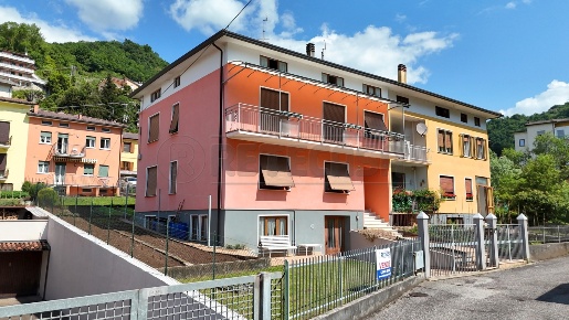 Foto Villa bifamiliare a Valdagno Centro di 424 m² con 14 locali in vendita