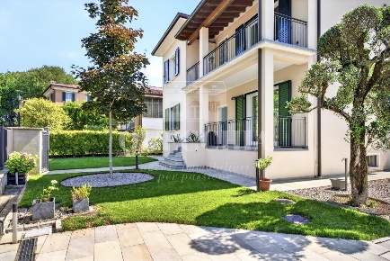 Foto Villa singola in Via Aldo Moro, Bagnolo Mella Centro di 275 m²