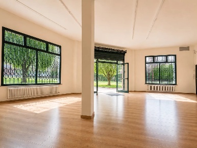 Foto Negozio in Via Aldo Moro 25, Basiano Centro con 2 locali in vendita