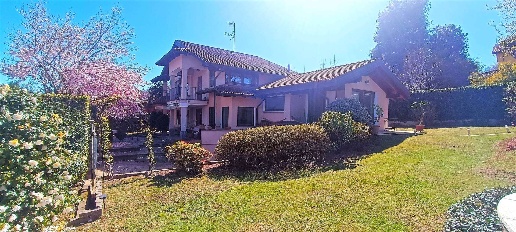 Foto Villa unifamiliare a Dormelletto di 280 m² con 7 locali in vendita