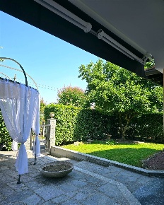 Foto Villa unifamiliare a Dormelletto di 280 m² con 7 locali in vendita
