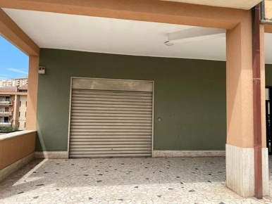 Foto Negozio in via delle Calcare 11, Caltanissetta Centro di 141 m²