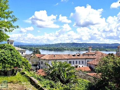 Foto Villa unifamiliare a Arona Centro di 290 m² con 10 locali in vendita