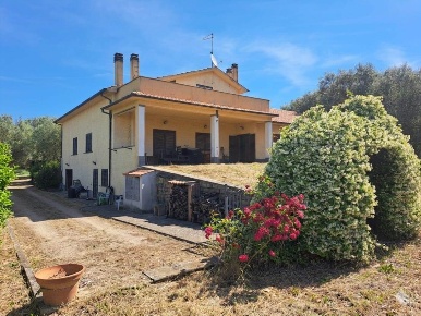 Foto Villa unifamiliare in via della Cava, Vetralla di 240 m² con 13 locali
