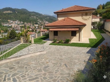 Foto Villa bifamiliare a Camporosso Centro di 322 m² con 8 locali