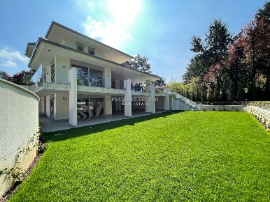 Foto Villa unifamiliare in Via De Gasperi, Casatenovo di 660 m² in vendita