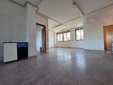 Foto Locale commerciale in viale le corbusier  191, Latina di 61 m²