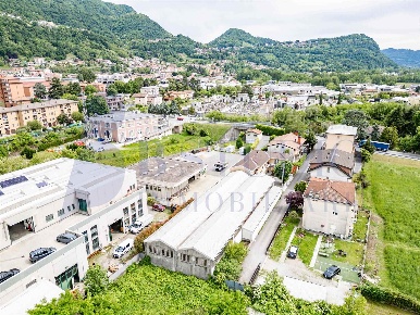 Foto Capannone industriale a Calolziocorte Centro di 775 m² con 4 locali