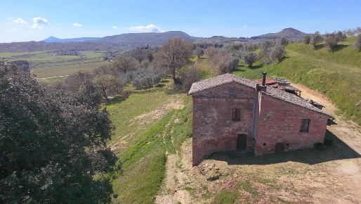 Foto Casale a Montepulciano Centro di 300 m² con 10 locali in vendita
