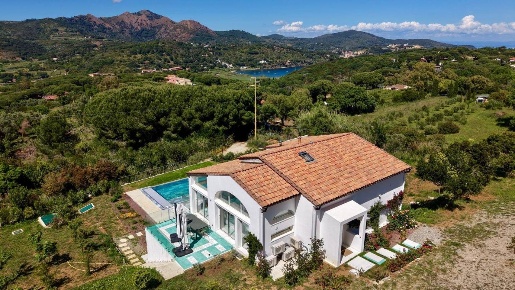 Foto Villa unifamiliare a Capoliveri Centro di 240 m² con 6 locali