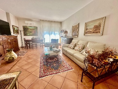Foto Appartamento a Carrara Avenza di 120 m² con 5 locali in vendita
