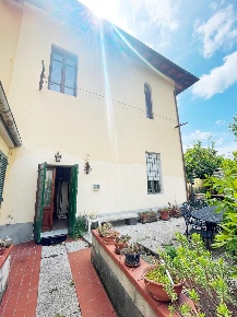 Foto Villa unifamiliare a Vicopisano di 240 m² con 10 locali in vendita