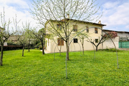 Foto Villa bifamiliare a Arezzo La Pace - Staggiano di 290 m² con 6 locali