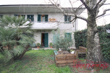 Foto Villa bifamiliare a Capannori Marlia di 220 m² con 10 locali