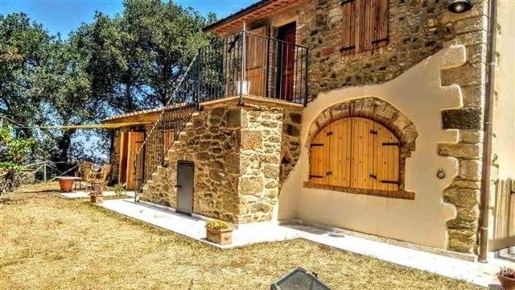 Foto Casale a Roccalbegna Centro di 150 m² con 5 locali in vendita