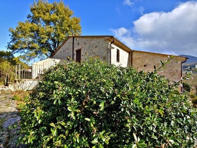 Foto Casale a Radicofani Centro di 365 m² con 10 locali in vendita