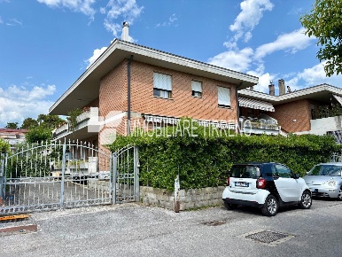 Foto Appartamento a Massa Marina di Massa Centro di 96 m² con 5 locali