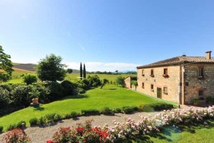 Foto Casale a Monteroni d'Arbia Centro di 800 m² con 20 locali in vendita