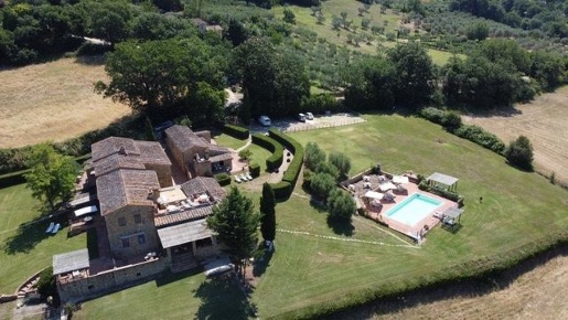 Foto Casale a Casole d'Elsa Centro di 750 m² con 20 locali in vendita