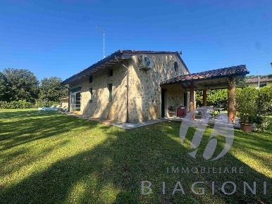 Foto Villa unifamiliare a Pietrasanta di 170 m² con 8 locali in affitto