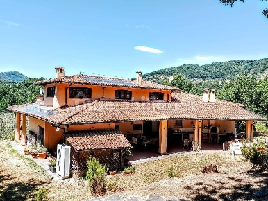 Foto Villa unifamiliare a Lucca Monte San Quirico - Tre Cancelli di 320 m²
