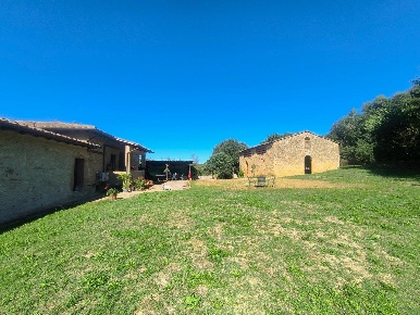 Foto Casale a Sovicille Centro di 1300 m² con 20 locali in vendita