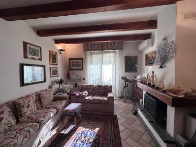 Foto Villa bifamiliare a Cascina Latignano di 140 m² con 7 locali