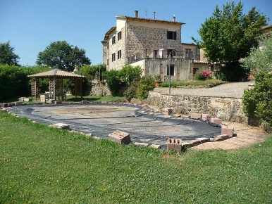 Foto Casale a Chiusdino Palazzetto di 440 m² con 10 locali in vendita