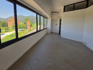 Foto Locale commerciale a Calcinaia Fornacette di 181 m² con 3 locali