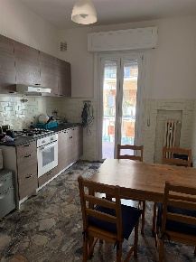 Foto Appartamento a Ancona di 98 m² con 6 locali in affitto