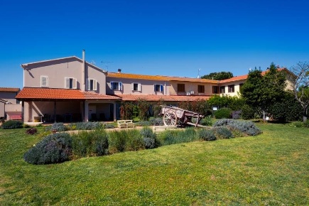 Foto Agriturismo a Bibbona di 28535 m² con 35 locali in vendita