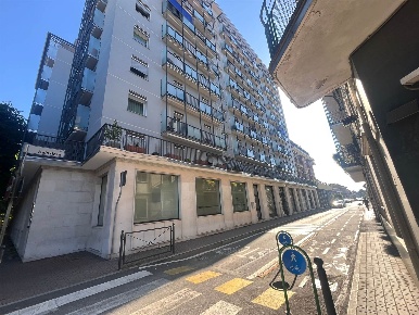 Foto Negozio in Via Bainsizza 3, Limbiate Centro di 177 m² con 3 locali