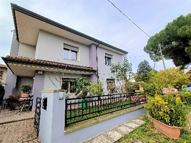 Foto Villa unifamiliare a Adria di 200 m² con 8 locali in vendita