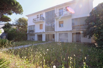 Foto Villa bifamiliare a San Vincenzo di 210 m² con 8 locali in vendita
