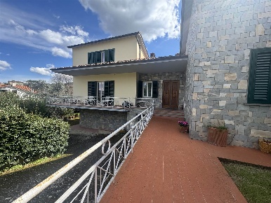 Foto Villa unifamiliare a Bagno a Ripoli Centro di 230 m² con 11 locali