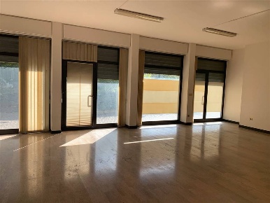 Foto Negozio in VIA ROMA 54, Venezia Mestre di 215 m² con 1 locali