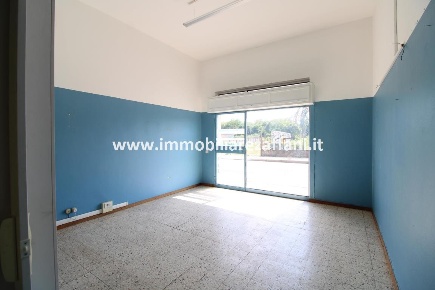Foto Negozio in via Fratelli Bandiera, Canegrate di 60 m² con 2 locali